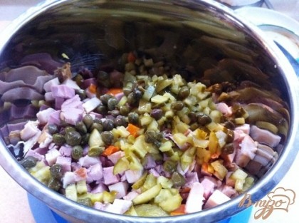 Смешиваем все порезанные овощи и мясо в глубоком салатнике, солим и перчим по вкусу