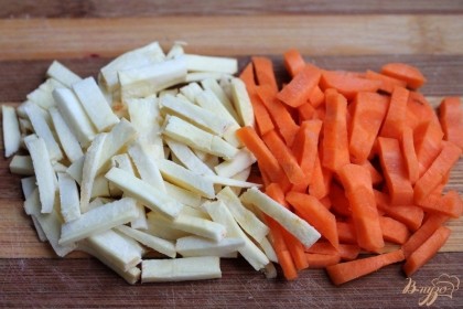 Далее овощи. Небольшую морковь и пастернак нарезаем и отправляем в кипящий бульон. Готовим еще 20 минут.