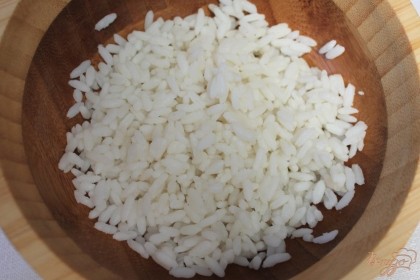 В салатницу выкладываем предварительно отваренный рис.
