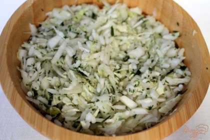 Соединяем рис с пекинской капустой и добавляем мелко нарезанный укроп.