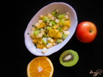 Фрукты очистить от кожуры.Киви и апельсин нарежьте треугольником,а яблоко кубиком.Добавить пару капель лимонного сока, немного мяты и сахара, перемешать. Пусть фрукты пустят сок.