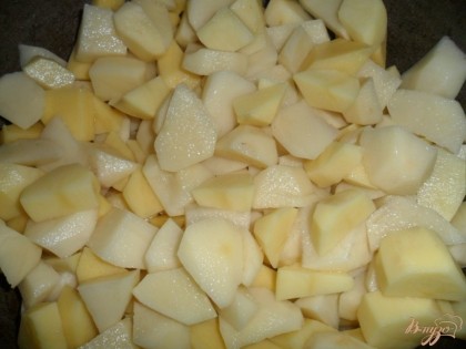 Картофель почистить, помыть и порезать кусочки и сложить в чугунок.
