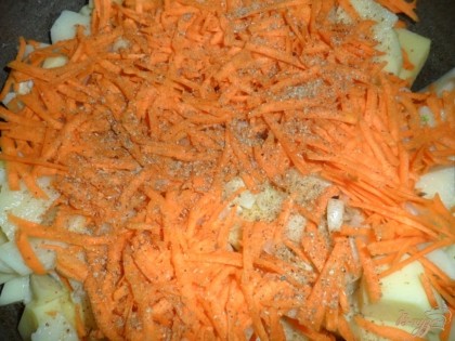 Покрошить лук и натереть на терке морковь, посолить, добавить приправу к моркови по корейски.