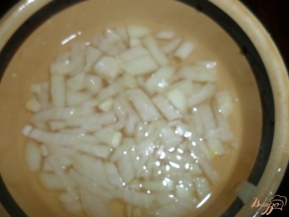 В воде развести 1 чайную ложку соли и 1 чайную ложку соли, добавить уксус положить в полученный маринад порезанный мелко лук, мариновать 30 минут.