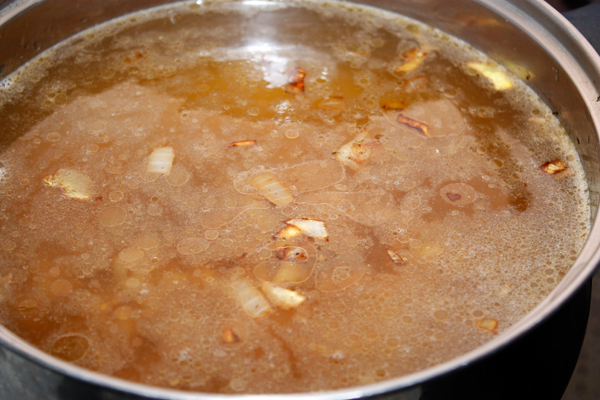 Положить мясо в кастрюлю с кипящей водой (1,5-2 литра) и варить около получаса.