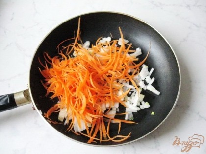 Морковь и репчатый лук чистим, моем. Морковь режем соломкой, а лук произвольно. На сковороду наливаем подсолнечное масло и кладем лук с морковью.