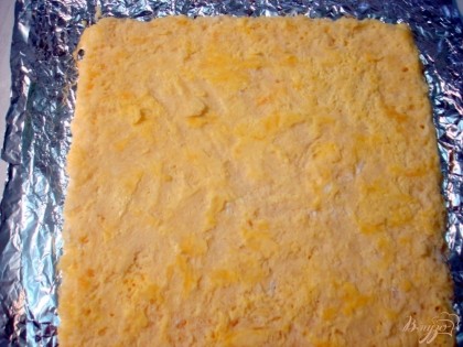 Вынимаем сырный корж и охлаждаем его. Затем переворачиваем, снимаем бумагу для выпечки.