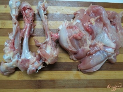 Делаем продольный разрез вдоль голени и аккуратно снимаем мясо.