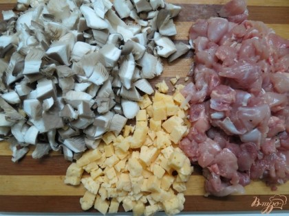 Мелко нарезаем мясо, грибы и сыр.
