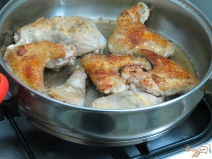 Отправляем пассероваться на сковороду куриное мясо, лук и грибы. Охлаждаем и начиняем кожицу начинкой.