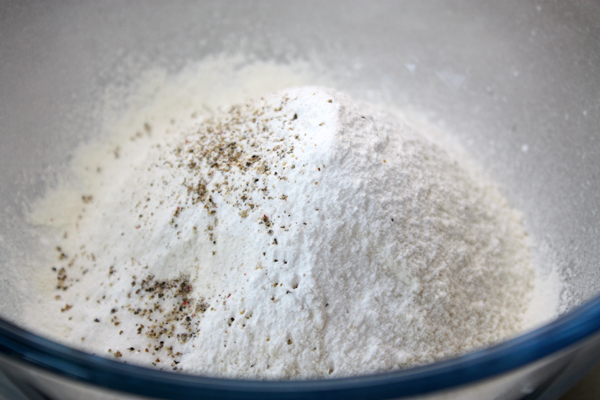 Муку просеять вместе с разрыхлителем в достаточно большую миску, добавить сахар, соль, перец.