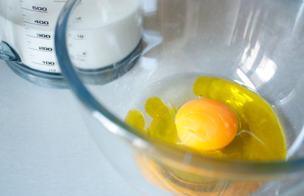 Яйцо соединить с маслом и молоком. Масло можно использовать любое растительное, пригодное для термообработки, но горчичное дает дополнительный золотистый оттенок.