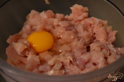 Филе нарезать мелко, добавить яйцо.
