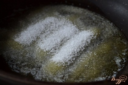 На сковороде растопить сливочное масло, добавить сахар.