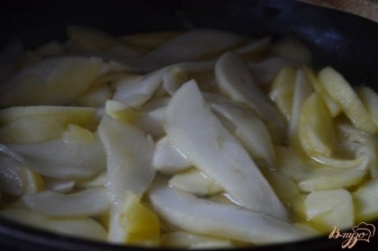 Грушу и яблоки почистить от кожуры , нарезать на тонкие дольки и выложить в сковороду.Накрыть крышкой и потушить в течении 7-10 минут на тихом огне.