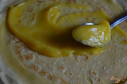 На блины намазать слой крема.Рецепт  лимонного курда по которому я всегда готовлю здесь : http://vpuzo.com/deserty/8511-limonnyy-kurd.html