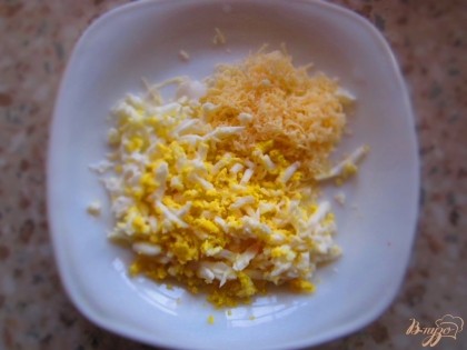 Сыр натрите на мелкой терке. Яйцо сварите в крутую и натрите на большой терке.