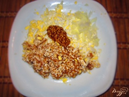 Нарежьте мелко лук. В миске смешать натертое яйцо,лук, масло с икрой, горчицу в зернах, перемешать.