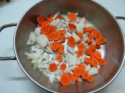 Лук и морковь мелко нарезаем и пассеруем на растительном масле.