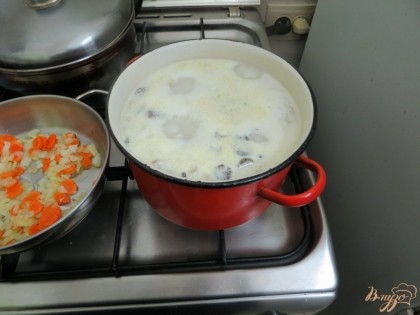Когда картофель закипит, добавляем в суп вешенки.
