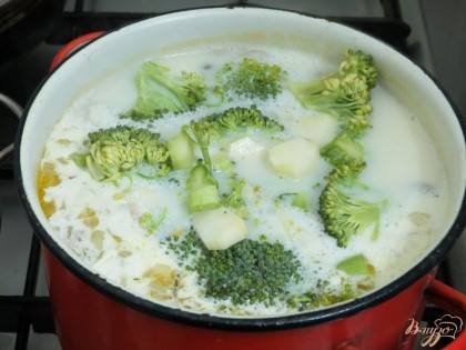 Нарезаем и отправляем в суп.А также добавляем укроп и мелко нарезанные сырочки. Доводим до кипения. Варим всё вместе минут 10 и выключаем.
