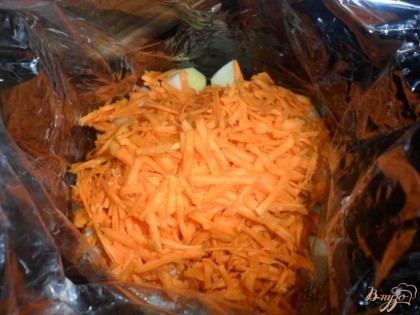 морковь натереть на крупной терке, отправить  к картофелю.