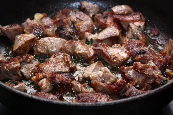 Мясо должно получиться с коричневой корочкой, для этого кладите его на сковороду неплотно и жарьте на большом огне.