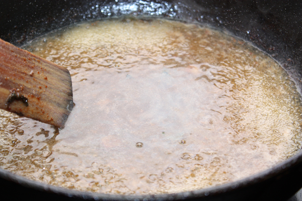 В сковороду, где жарилась баранина, налейте маринад (в котором мариновалось мясо) и прокипятите.