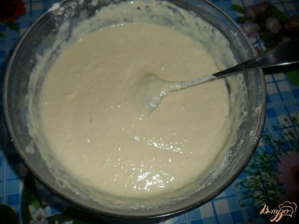 В кефир добавить соду и перемешать, затем добавить соль и сахар, всыпать муку. замесить тесто.