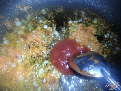 Лук мелко порезать, морковь натереть на мелко терке, обжарить на растительном масле,добавить томатный соус и перемешать, снять с огня и положить в суп. Варить суп до готовности картофеля и гречки. посолить, добавить лавровый лист, в конце приготовления положить рубленую зелень.