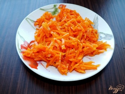 Корейскую морковь мелко нашинковать