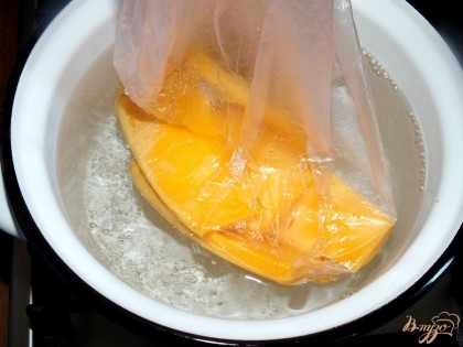 Сыр нарезать пластинами, поместить в полиэтиленовый пакетик и опустить в кипящую воду минут на 5, до тех пор пока сыр не расплавится