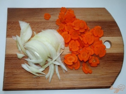 Нарежем овощи, лук полукольцами, морковь колечками