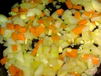 Морковь очистить, помыть и нарезать кубиками.Лук очистить, помыть и нарезать кубиками.Чеснок очистить и измельчить.Обжарить лук, чеснок и морковь на растительном масле.Готовые овощи разложить в горшочки.