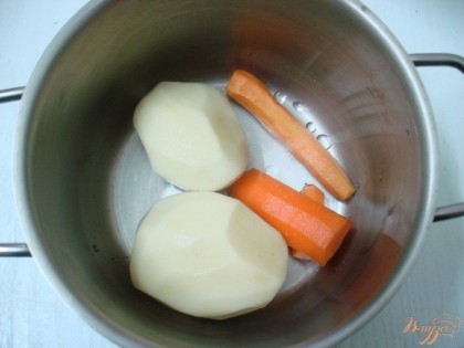 Чистим лук, картофель и морковь.