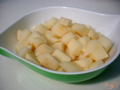 Картофель нарезаем кубиками и отправляем в бульон.