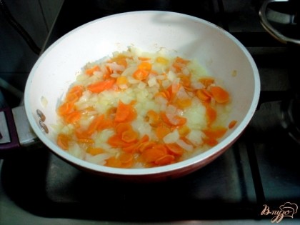 Лук и морковь отправляем пассероваться на растительном масле.