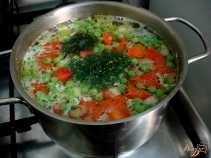  Когда картофель покипит минут 10, отправляем в суп горошек и перец болгарский., а ещё через 5 минут  пассеровку и укроп.