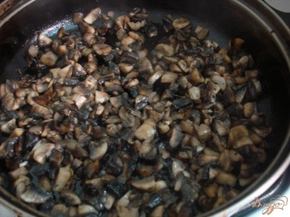 Разогреваем сковороду с маслом.Отправляем в неё грибы, огонь большой. Стоим и помешиваем. Грибы пускают  жидкость. Испаряем её и сразу снимаем их с плиты, охлаждаем.