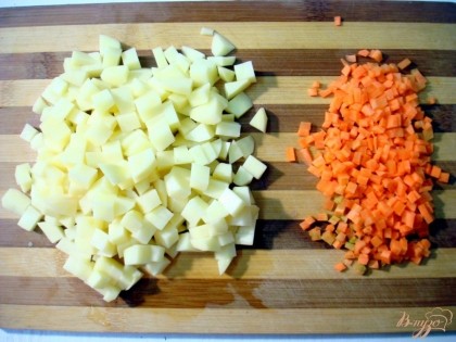 Картофель и морковь нарезаем мелко и отвариваем.