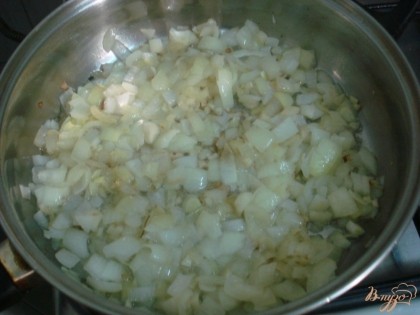 Лук мелко нарезаем и пассеруем на растительном масле.Грибы и лук соединяем и заправляем по вкусу солью и перцем.