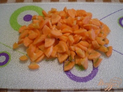 Морковь нарезаем.