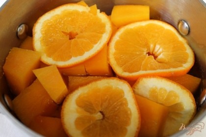 Добавляем кислый апельсин, лимон или лайм. Благодаря цитрусу, кусочки тыквы не только приобретут аромат, но еще и останутся целыми в процессе готовки. Варим тыкву 30 минут на слабом огне, затем пересыпаем в сито и сцеживаем остатки сладкого тыквенного сиропа. Кстати, сироп получается вкусным, его можно использовать в приготовлении десертов.
