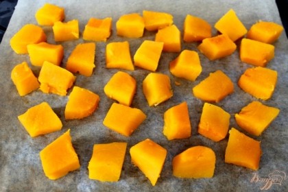 Кусочки тыквы выкладываем на противень покрытый пергаментом и ставим в духовку сушится. Температура духовки 120-130 градусов, время приготовления зависит от размера кусочков, сорта тыквы и от того, насколько плотные цукаты Вы хотите приготовить. Сушим полтора часа, и цукаты получатся мягкие темно оранжевого цвета. Если сушить 3 и большее часа, то получатся плотные цукаты, коричневого цвета. Духовку периодически приоткрываем.