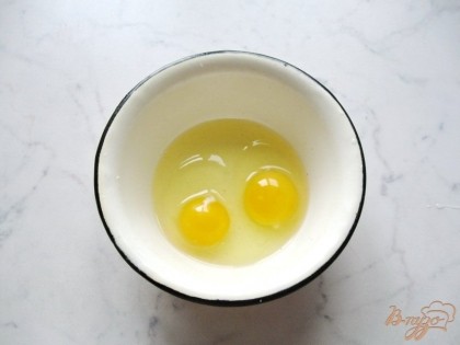 В миску разбиваем яйца.
