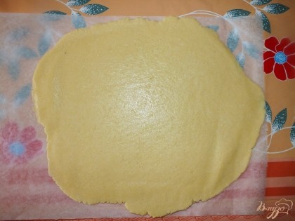 Пока остывает крем, раскатываем наше тесто в пласт (по форме)