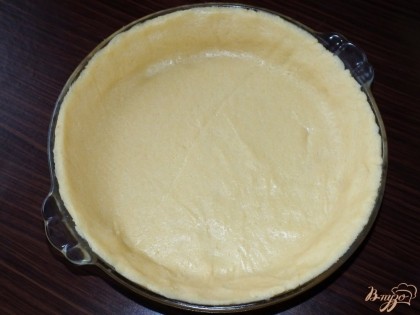 Аккуратно переносим тесто в смазанную форму для выпечки (д=25) (без бумаги), убираем излишки теста (они нам еще пригодятся)