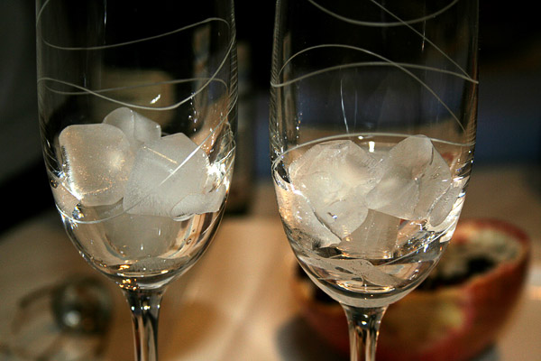 В бокалы положить лед.