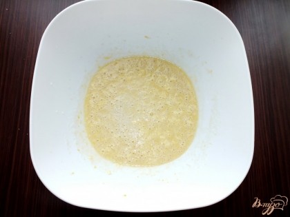 В желтковую массу влить теплое молоко, размешать. Затем добавить растопленное сливочное масло.