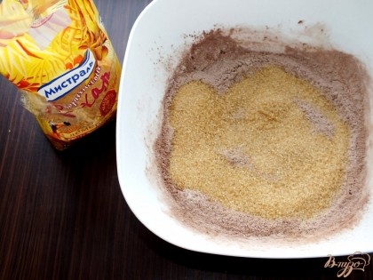 Смешать сухие ингредиенты: просеянную муку и какао, коричневый сахар, разрыхлитель